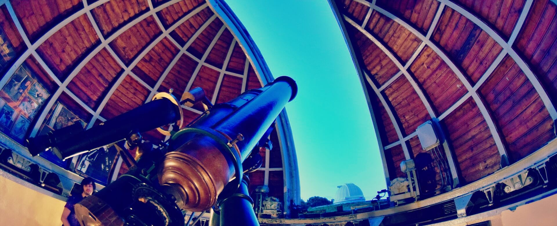 Wnętrze kopuły obserwatorium astronomicznego.